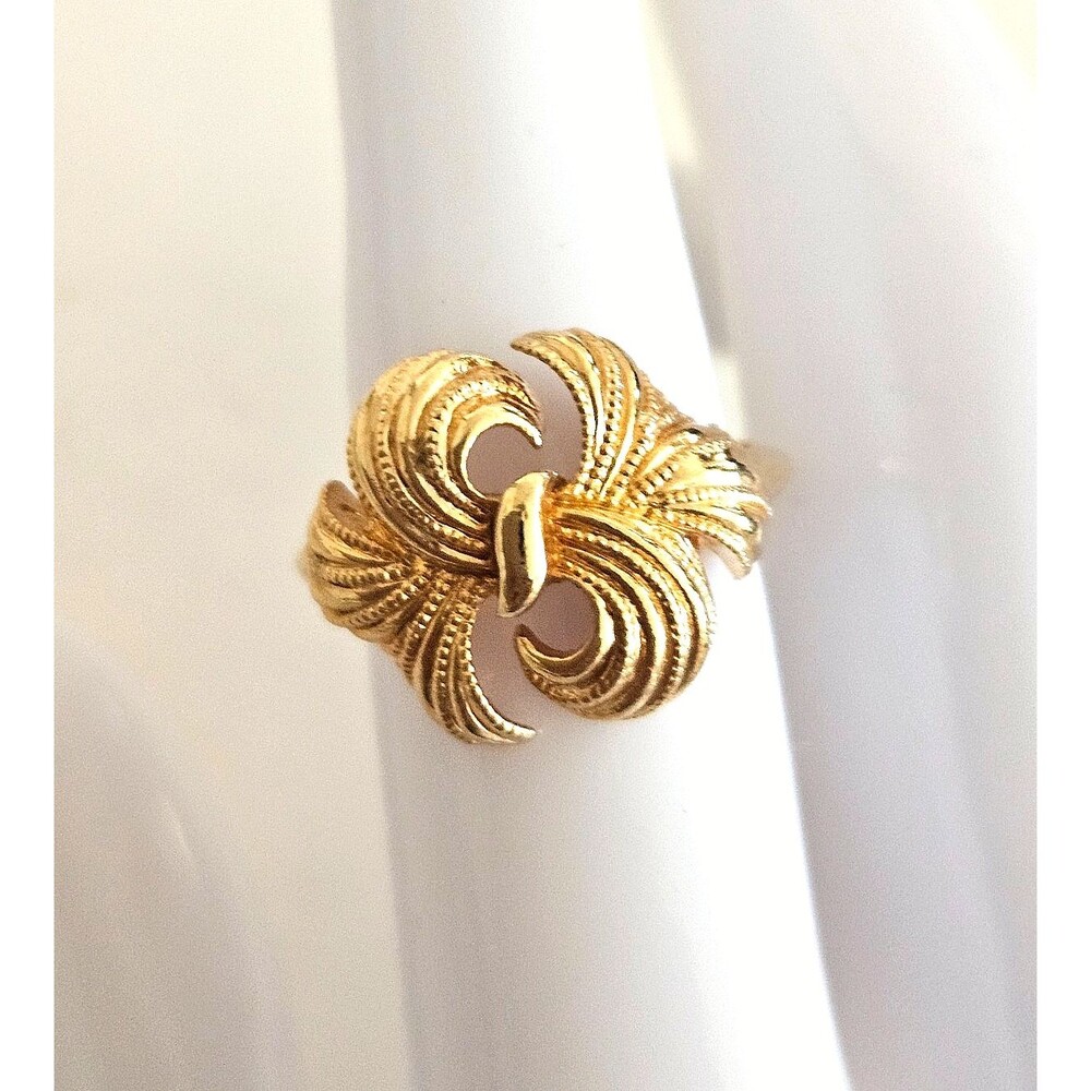 Vintage 1970s Avon Whirlwind Ring Gold-tone Sculpted Swirl Sz 6.5 to - 7.25